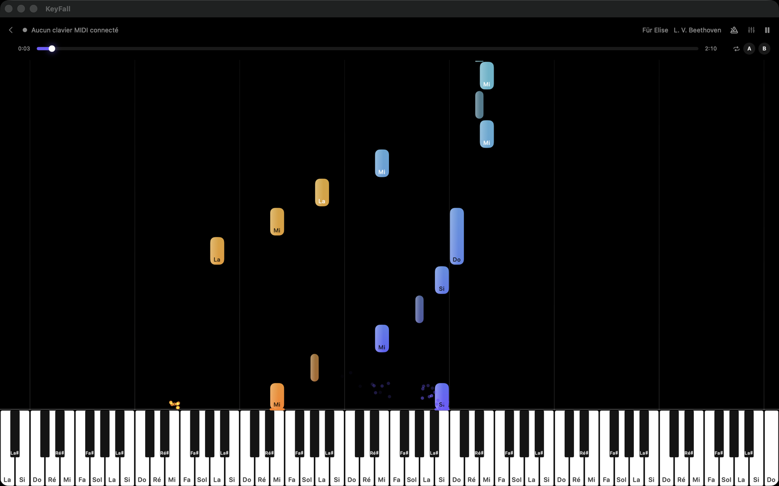 Écran de jeu KeyFall sur Mac : les notes tombent en couleur vers le clavier virtuel, avec le nom des notes, synchronisées au clavier MIDI physique